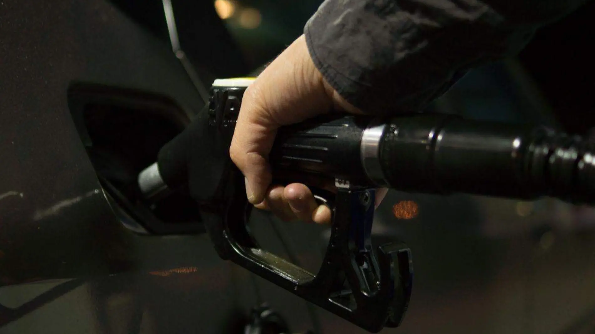 Precio de gasolina en EU alcanza récord histórico